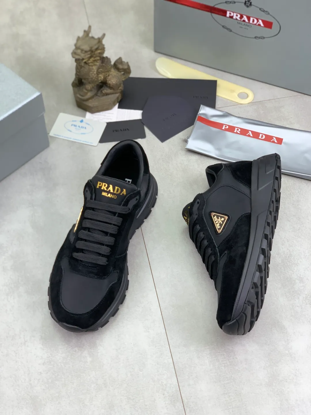 Men's shoes 💰P520 new (higher version) new PRADA (Prada) classic models are on the market at the same time, new men's shoes, 😘fabrics are selected from original imported calfskin. First layer of imported cowhide lining. The original version is awesome! 👍🏿Original open-molded non-slip PU outsole, with exquisite lines, simple and elegant, super comfortable and classy on foot, suitable for leisure travel. Code number: 38-45 (46 customized) 2️⃣ colors available
